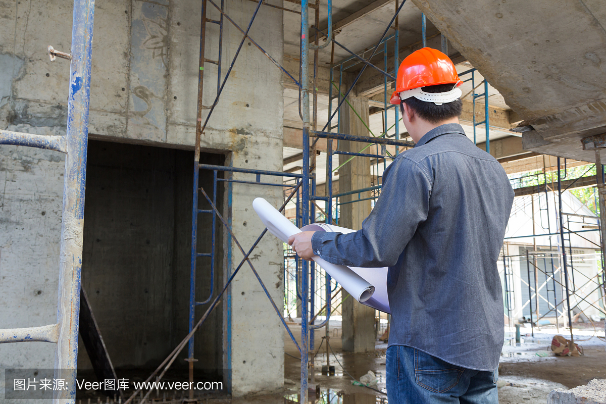 建筑工地工程師建筑師,帶藍(lán)圖